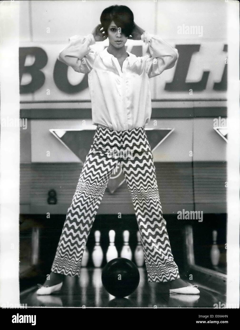 Nov. 11, 1965 - Shake, battito - e ciotola - Ultime creazioni visualizzato in un impianto da bowling: appena il gioco è, mostrando un vestito come questo in un impianto da bowling, effettivamente il tutto ingranaggio satinata è chiamato agitare, ma che è solo l'influenza degli anni Quaranta uscente in designer Ossie Clark colpisce la creazione. Jan de Souza modellato il gipsy camicia e la crema e beige sfera stampato-bottoms quando il quorum che hanno dimostrato la loro 1966 estate gamma in Excell bowling a Londra il Shaftsbury Avenue ieri Foto Stock