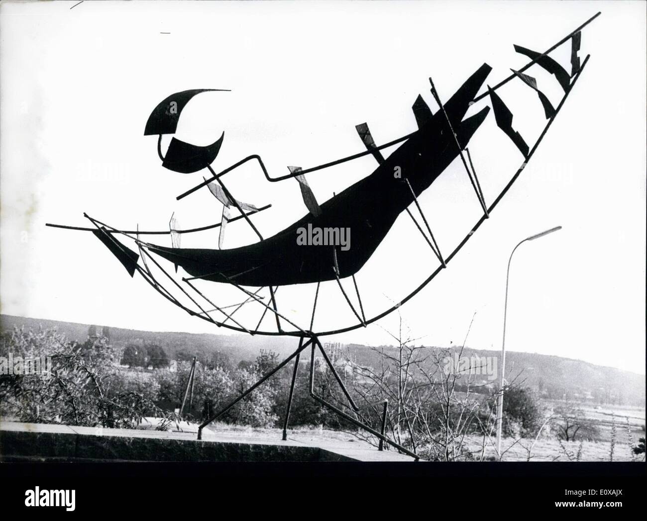 Nov. 11, 1965 - Olanda il personaggio ha provato il ben noto Ittmann scultura da Amsterdam per portare in questa scultura, che è rappresentativamente impostare davanti all'ambasciata dei Paesi Bassi a Bonn. Non è difficile distinguere una nave. Il tutto è stato creato come ''Mobile'' tuttavia fermamente stabilito. Esperti per Holland spiegare questa scultura con la capacità del popolo olandese per rendere la politica del suono ma di mantenere sempre mobile Foto Stock