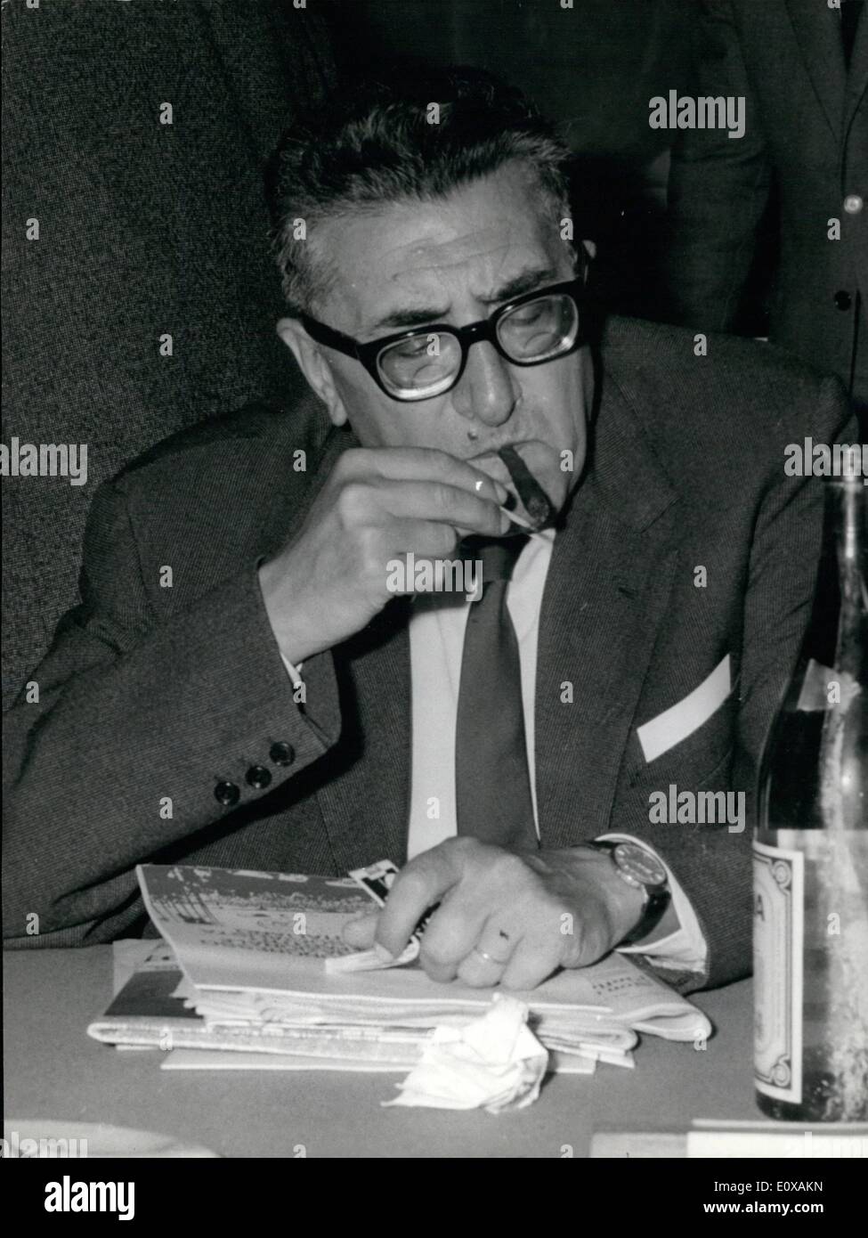 Nov. 11, 1965 - LA XXXVI Assemblea del Partito Socialista Italiano (P.S.I.) è stato inaugurato oggi a Roma presso il Palazzo dei Congressi. Mostra fotografica di hon. Riccardo Lombardi, leader della sinistra del partito. Foto Stock