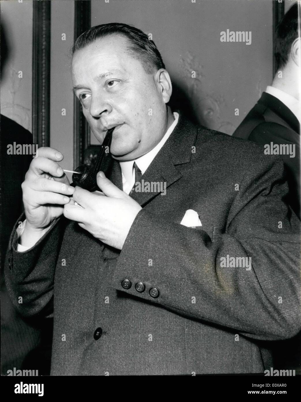 Gen 01, 1966 - thriller bulgaro scrittore Andrei Gulyashki incontra i membri della stampa britannica: Anderi Gulyashki, il bulgaro thriller scrittore di spy-cattura i romanzi che coinvolgono il qui Avakoum Zahov, il bulgaro contro-parte di ricevimento presso l'Ambasciata Bulgara a Londra. Il suo nuovo romanzo ''Avakoum Zahov incontra James Bond" sarà il primo dei suoi romanzi a essere pubblicato in inglese. La foto mostra Anderi luci Gulyashki sua canalizzazione tra rispondendo alle domande a premere il ricevimento di oggi. Foto Stock