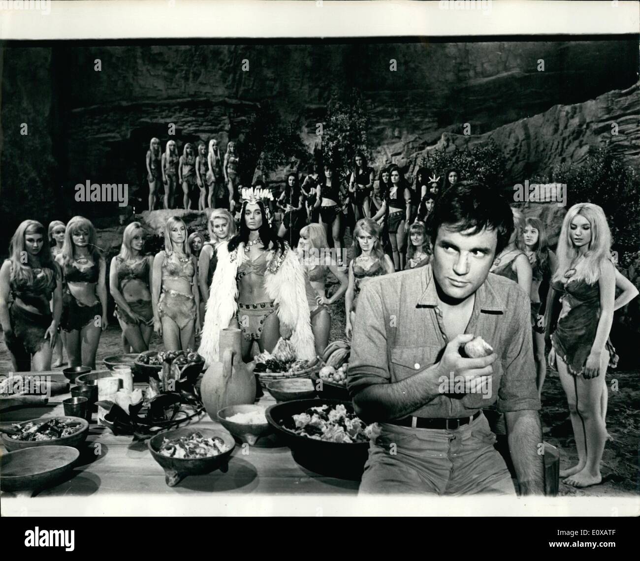 Gen 01, 1966 - L'attore e amazzoni.: un uomo di essere invidiato, è attore Michael Latimer, visto qui circondata da amazzoni e ragazze slave, in una scena del film ''Prehistoric Women'' attualmente in corso di tiro a Elstree, Herts. Foto Stock