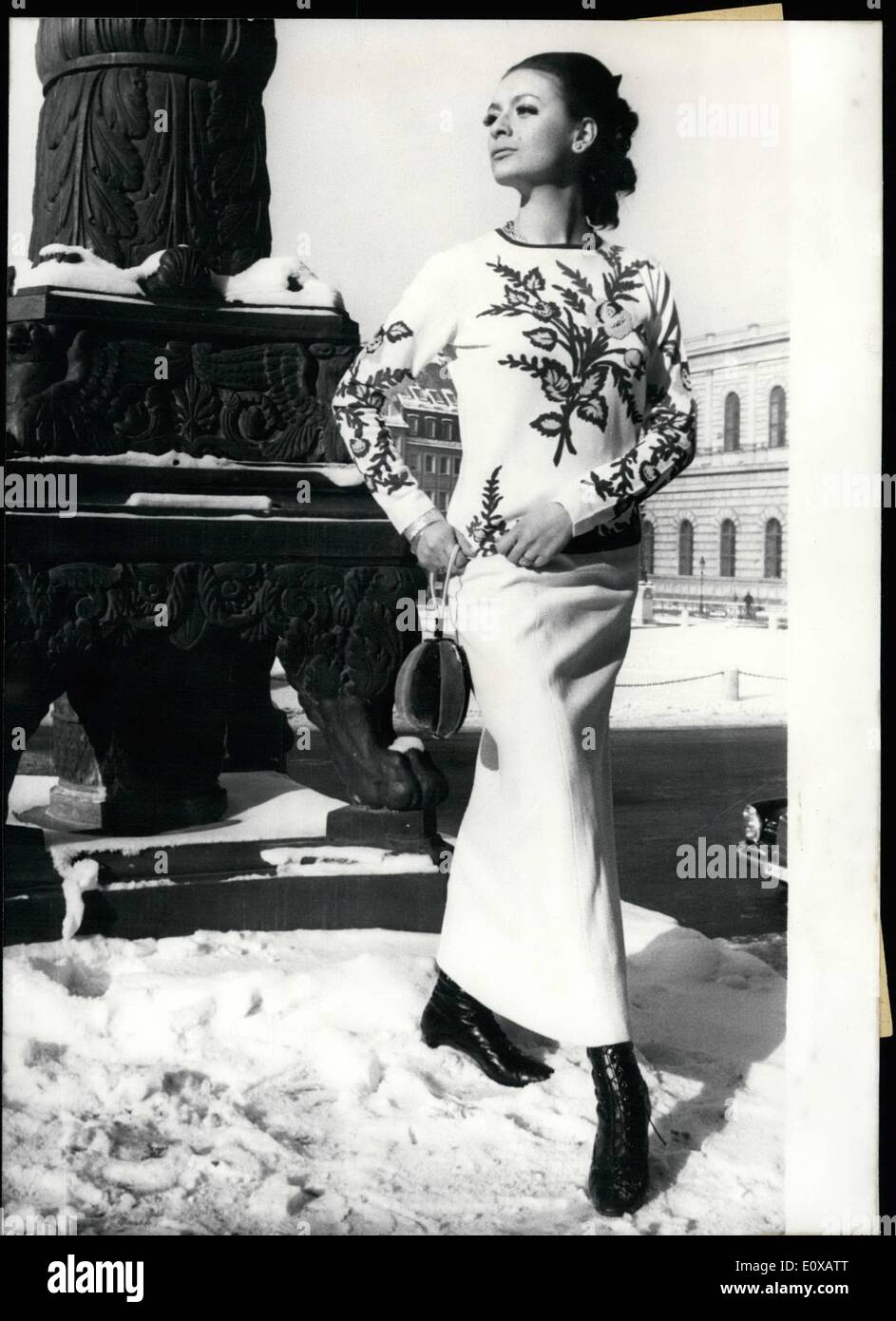 Gen 01, 1966 - ''Viva Maria" guardare... non è solo chiamato un nuovo film con la Francia femminile di più grandi stelle Brigitte Bardot e Jeanne Moreau, ma anche una linea moda, che le due stelle si usura in questo film e che ora devono ''ottenere il bene nel mondo". A Monaco di Baviera, tuttavia, è stato, nel corso di una performance del film alcuni giorni fa anche mostrato un manichino-parade con ''Viva-Maria-modelli'' da Parigi - e queste singolari creazioni si è incontrato con approvazione Foto Stock