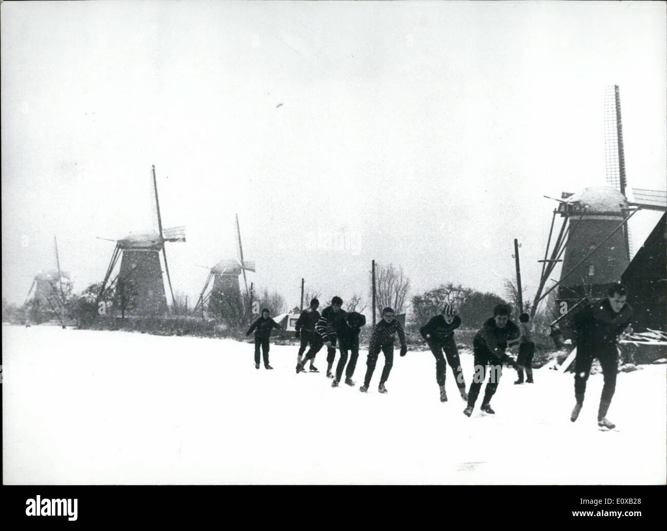 Gen 01, 1966 - Inverno in Olanda. Mostra fotografica di adolescenti godendo il pattinaggio sul ghiaccio legato ai canali. Pic Foto Stock