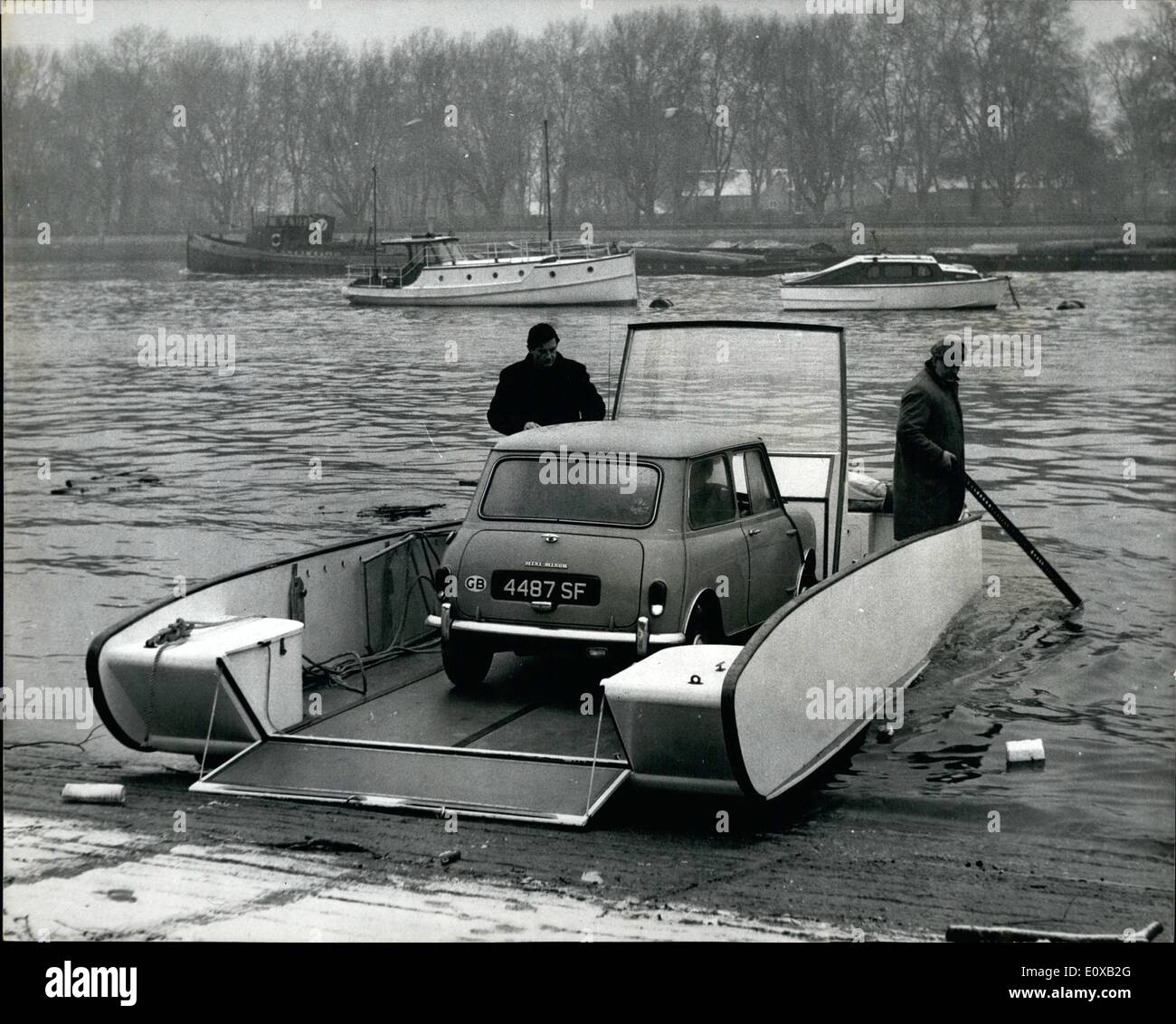 Gen 01, 1966 - Thames dimostrazione della Aquaglider. Una dimostrazione ha avuto luogo da Putney Pier, sul Tamigi, dell'Aquaglider, un nuovo e rivoluzionario tipo di cuscino pneumatico craft progettato dal sig. Jeremy RFI. Oggi è in mostra presso il Salone Nautico Internazionale. Il Aquaglider potrebbe rivoluzionare tutte le forme di trasporto di acqua - dal motoscafo di traghetto attraverso la Manica. Funziona su un nuovo principio - non diversamente il cuscino pneumatico idea di un hovercraft ma molto molto più semplice - ed è in grado di trasportare carichi pesanti a velocità superiori a 30 miglia all'ora con grande economia e comfort Foto Stock