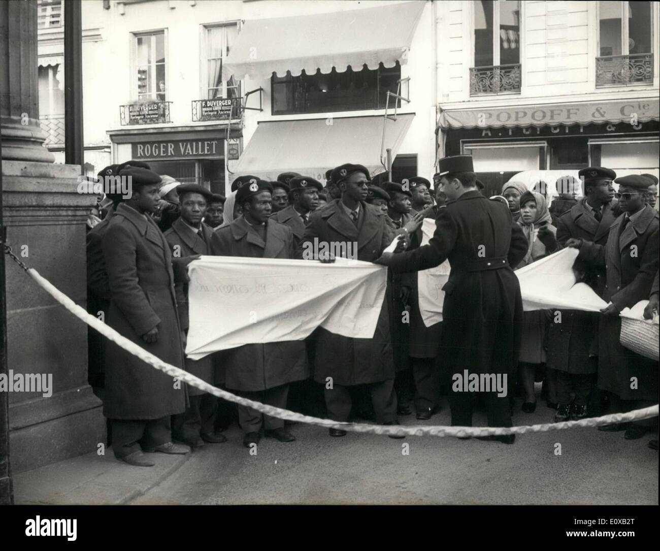 Gen 01, 1966 - vogliono rimanere nell'esercito: un gruppo di soldati neri dalla Guinea francese ha tenuto una manifestazione prima dell'Elysee Foto Stock