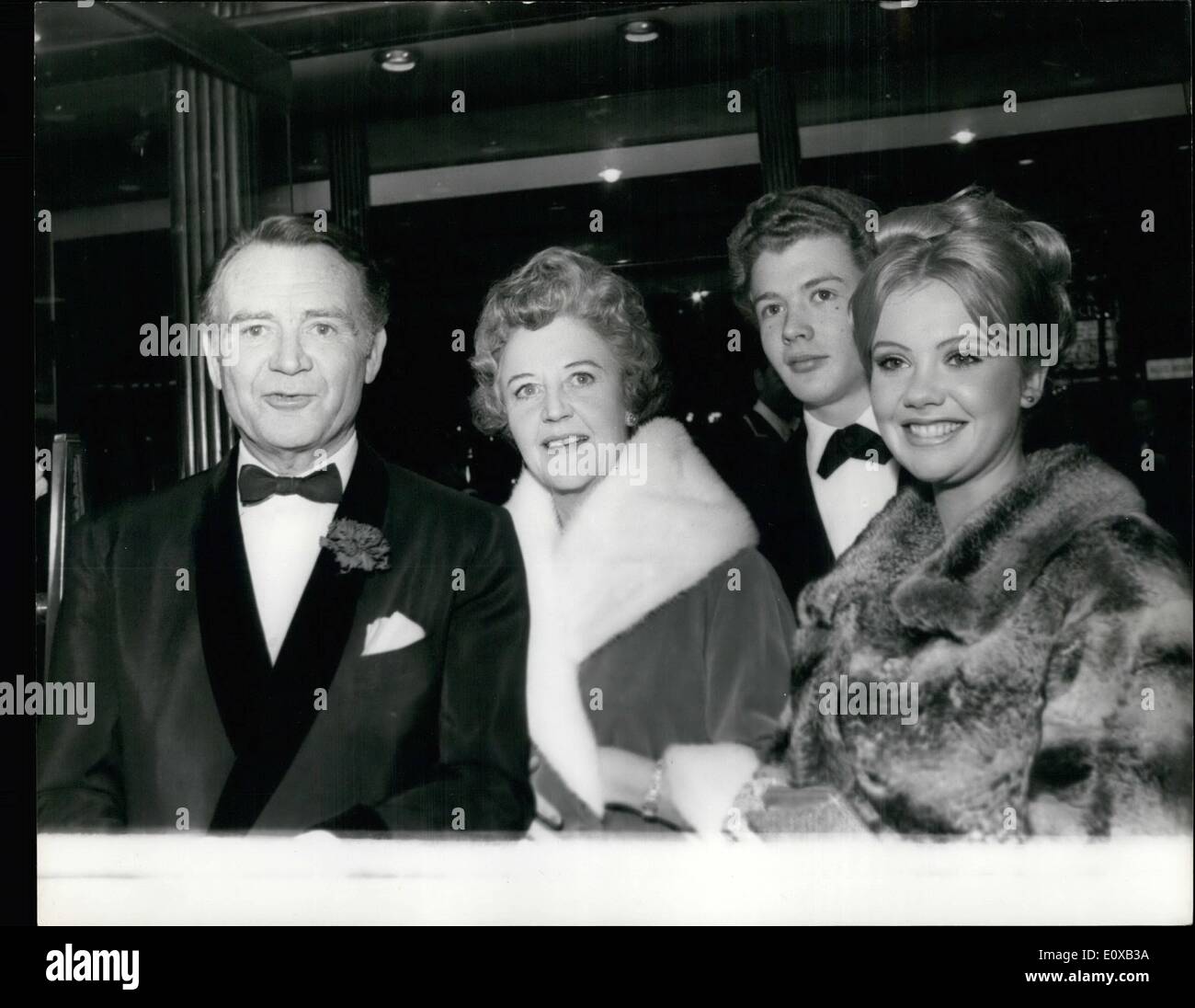 Gen 01, 1966 - La famiglia mils a premiere di ''Sky west e storto '' : la foto mostra la famiglia miglia arrivano in vigore per l'ultima notte di premiere di ''Sky west e storto '" , egli laicoster Square Theatre, da sinistra sono Giovanni milis, sua moglie, Maria Hayley vendere, figlio di Giona e figlia Hayley. Il film è stato Giovanni mils la prima impresa -come regista. Egli sceneggiatura era da Maria Hayley bell e la stella era, naturalmente, 19-enne Hayley. Foto Stock