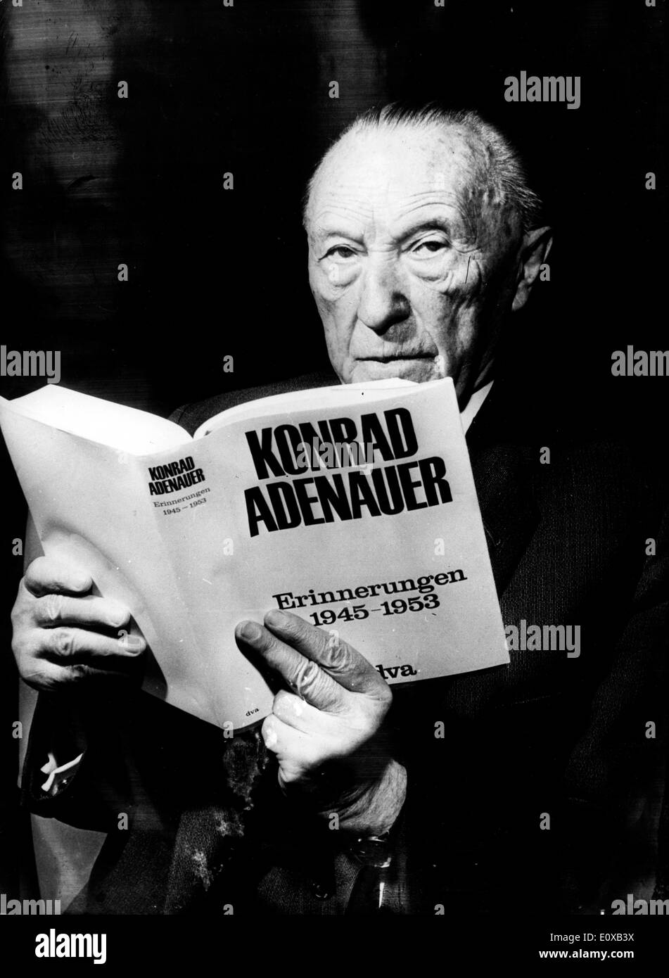 Konrad Adenauer tenendo una edizione delle sue memorie Foto Stock