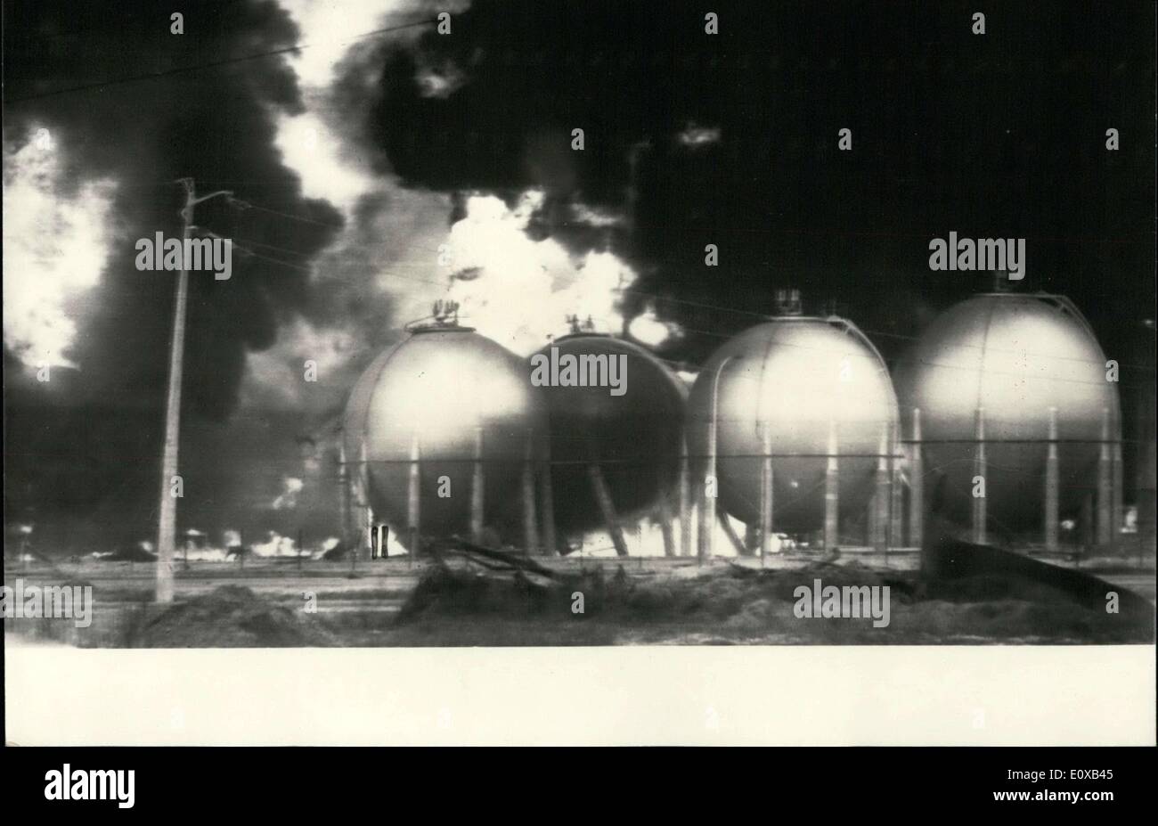 Gen 04, 1966 - Un incendio accompagnato dall'esplosione di diversi serbatoi sferici è stata dichiarata martedì mattina nella raffineria di Feyzin. La raffineria di Fezin è uno dei più importanti in Europa e l'esplosione ha causato oltre trenta morti. Foto Stock