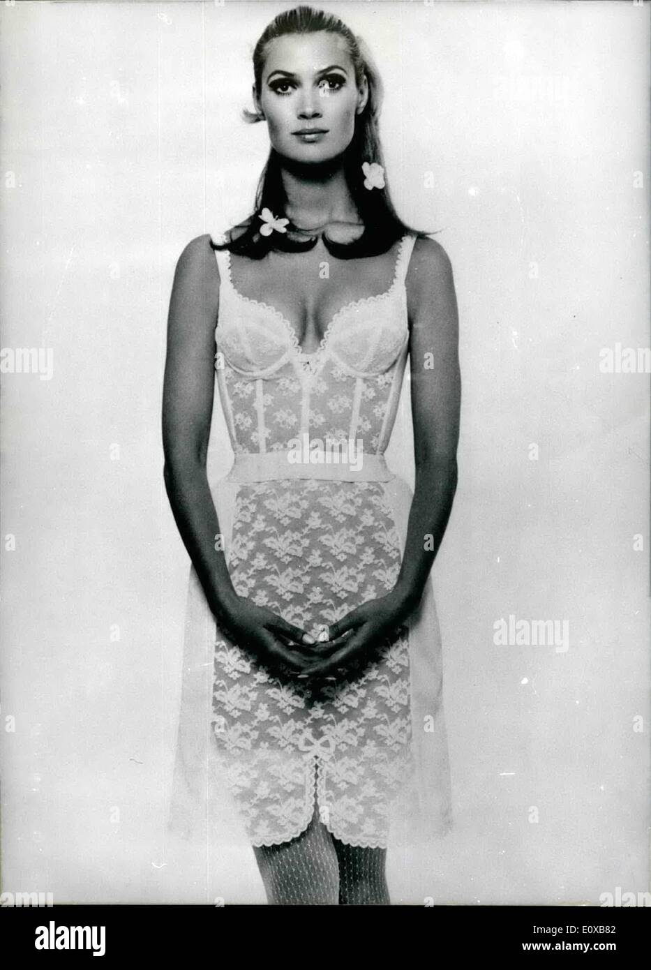 Mar 03, 1966 - Un Tri-Set di trionfo internazionale: il romanticismo e la gioventù in grazioso armonia. Amourette palangaro- reggiseno con ampia scollatura che è rifinito con un delicato merletto. Il pannello anteriore del mezzo lo slittamento è di pizzo accentuato da un molto affascinante prua. Modello Triumph International. Foto Stock
