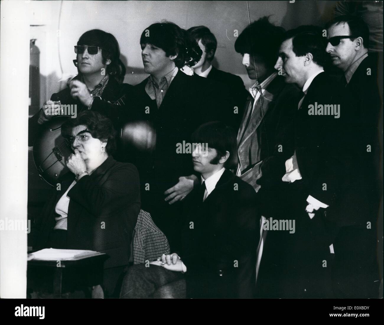 Febbraio 02, 1966 - Attesa per la sessione di registrazione per iniziare presso l'IME studi TV un pensieroso Ringo è visibile in primo piano mentre Paolo conferisce con John. Foto Stock