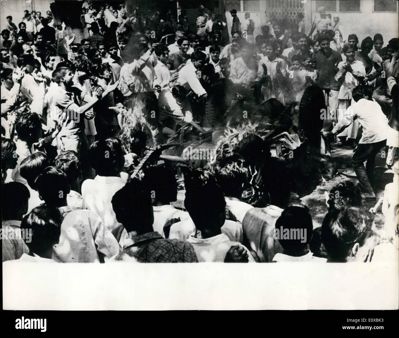 Mar 03, 1966 - dimostranti feriti a Delhi.: oltre un centinaio di persone sono rimaste ferite in scontri tra indù e sikh in New Delhi, sul futuro di stato del Punjab. Sei persone sono state segnalate ucciso dalla polizia di scatto. I tumulti di Delhi ha cominciato durante una marcia di protesta nella vecchia Delhi il principale centro commerciale, Chandni Chowk, contro la polizia la cottura di Amritsar il giorno prima. Gas lacrimogeni è stata usata per disperze la maggior parte della folla che aveva bruciato auto e motori strs. La foto mostra una jeep impostato sul fuoco dai dimostranti di Chandni Chowk,Delhi, lunedì. Foto Stock