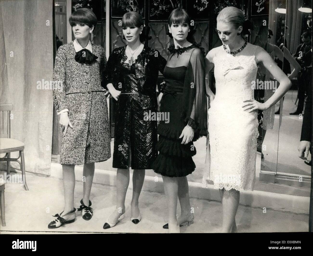 Febbraio 02, 1966 - Sfilata di moda di Coco Chanel.: mostra fotografica di  manichini abiti di modellazione progettato da Coco Chanel al Fashion Show  di ieri Foto stock - Alamy