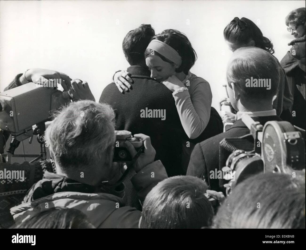 Febbraio 02, 1966 - Il mondo di pattinaggio di figura di campionato a Davos, in Svizzera il campione del mondo di Peggy Fleming dopo l'esecuzione. Foto Stock
