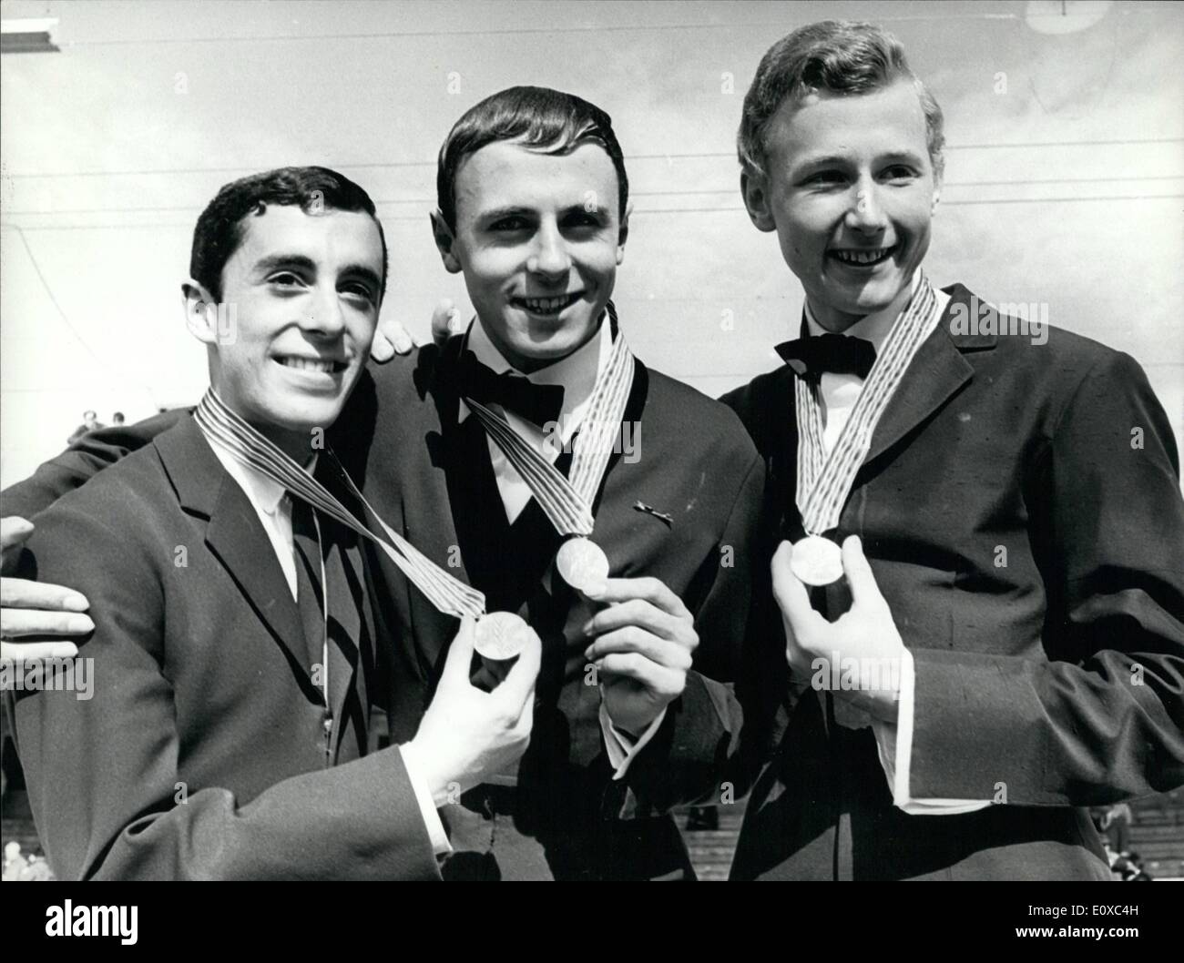 Febbraio 02, 1966 - World figura skatting campionato a Davos in Svizzera . Campione del Mondo di Emmerich Danzer (Austria) Centro - Foto Stock