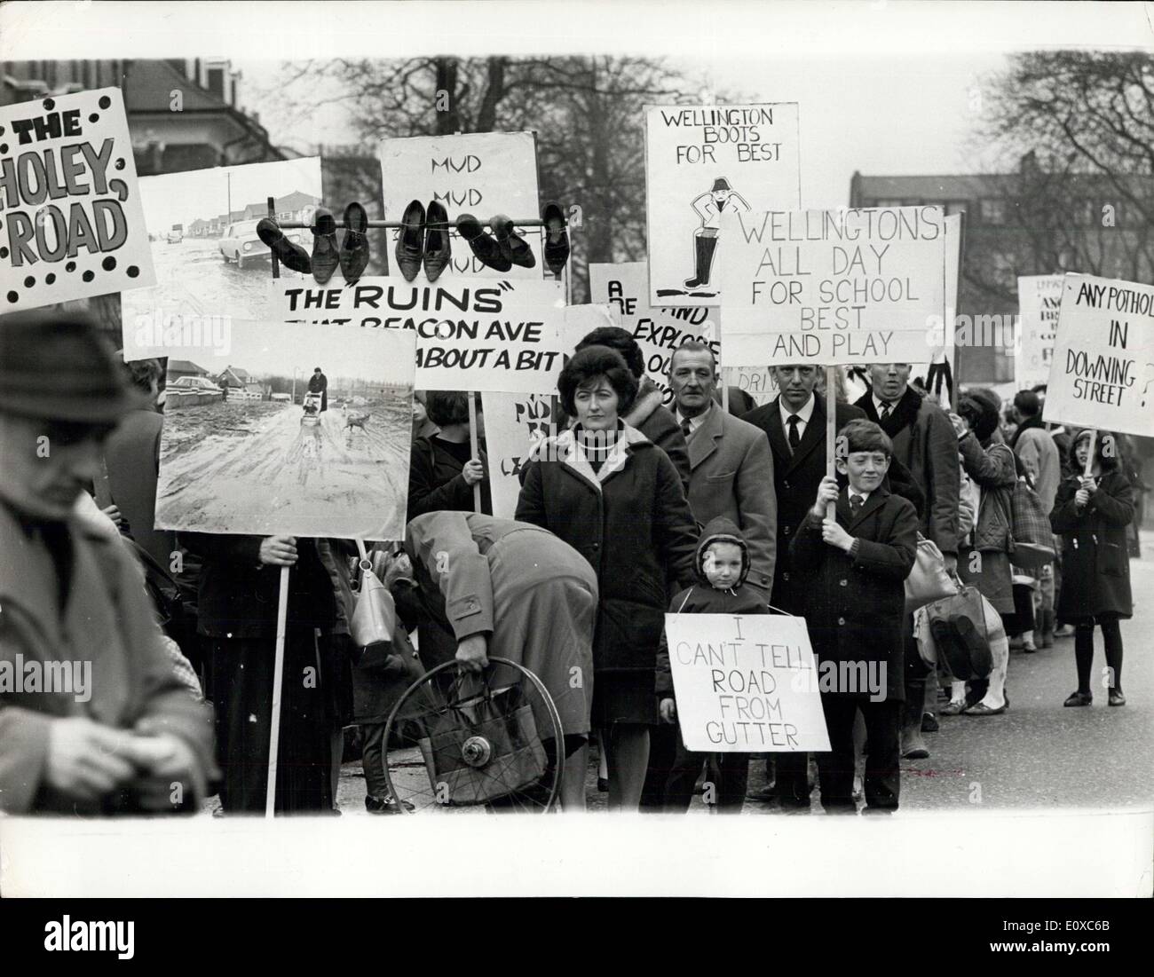 Febbraio 07, 1966 - I residenti in segno di protesta: 250 residenti di Thrumaston, un sobborgo di Leicester, percorsa dal bus a Londra ieri, Foto Stock