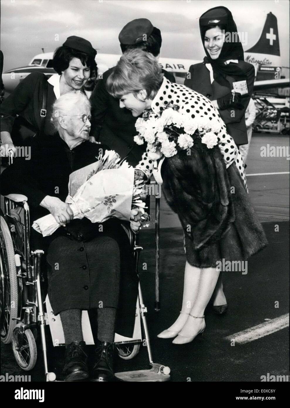 Febbraio 10, 1966 - Sophie Widmer Lenzbourg appena celebrato il suo 103 compleanno. Ha finito per sale riunioni Petula Clark su un volo Swissair da Zurigo a Ginevra. Clark hanno fatto in modo di congratularmi con Widmer. Foto Stock
