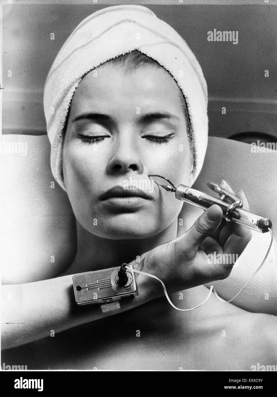 Una donna di ottenere un trattamento per il viso rughe presso la spa Foto Stock