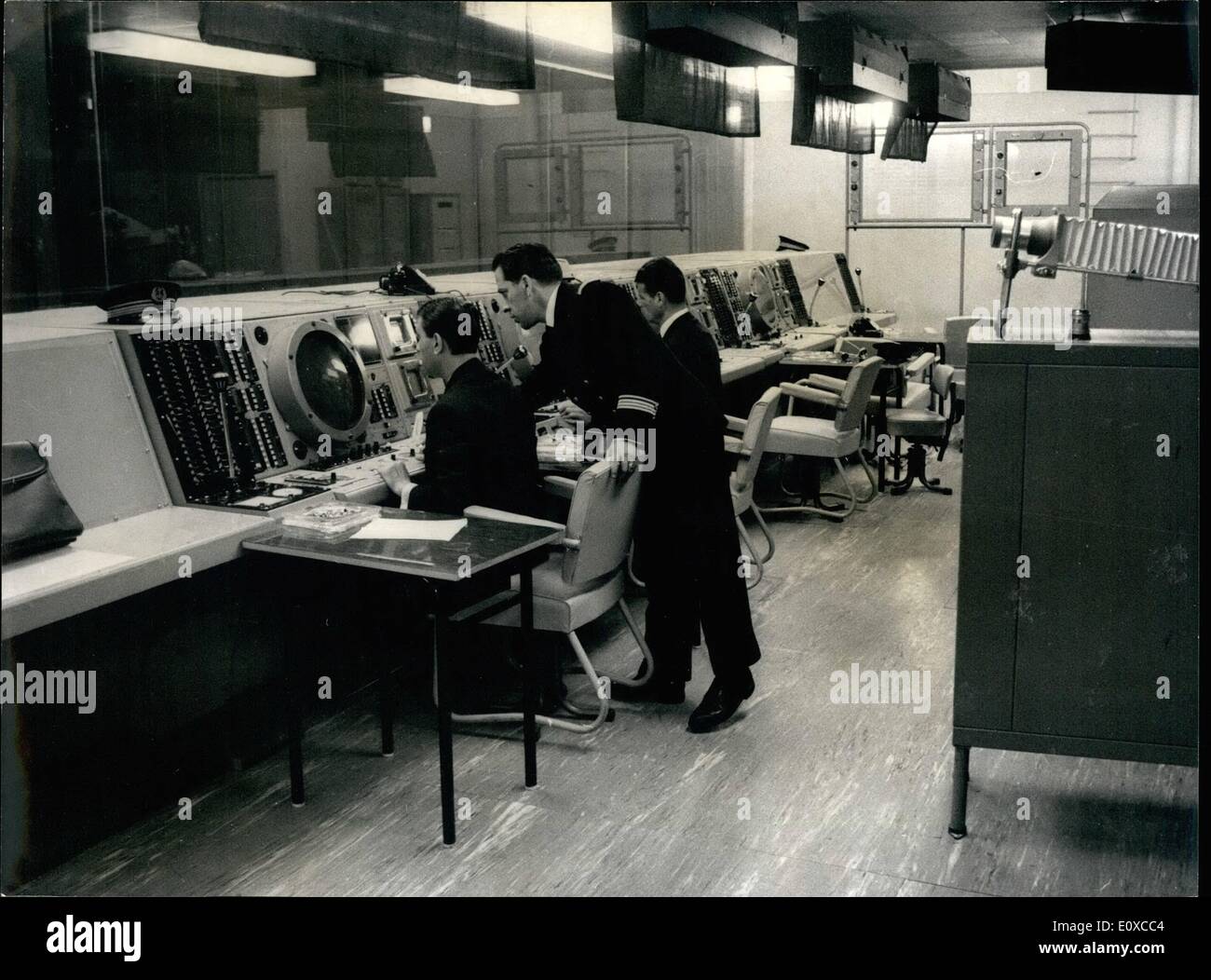 Apr. 04, 1966 - Formazione e tattica di centro di ricerca per la marina francese: il nuovo addestramento tattico e centro di ricerca del francese della marina nazionale presentato alla stampa. Impianti tecnici di tutti i tipi e le descrizioni forniscono una perfetta di formazione a terra per gli ufficiali navali di tutti i ranghi. La foto mostra una vista della camera tattico. Foto Stock