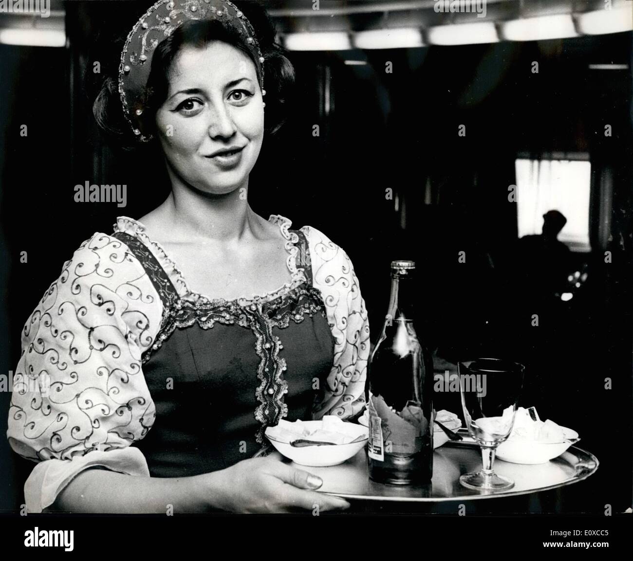 Apr. 04, 1966 - Nuovo liner russo vele in London: La Russia è il più nuovo hotel di lusso a camicia, la Alexander Pushkin, navigato a Londra ieri. I 4 milioni e mezzo di nave armata a Tilbury dopo il suo viaggio inaugurale da Leningrado. A bordo sono state decine di cameriera e hostess, che sono stati raccolti gli armatori per assicurarsi che i turisti ottenere la migliore impressione di russo fascino femminile. La Russia si aspetta di fare un primo anno utile di 350.000 nell'19,860-ton, 650 ormeggi di rivestimento. Costruito lo scorso anno in Germania est, la nave andrà sul mensile di viaggi in Quebec e Montreal Foto Stock