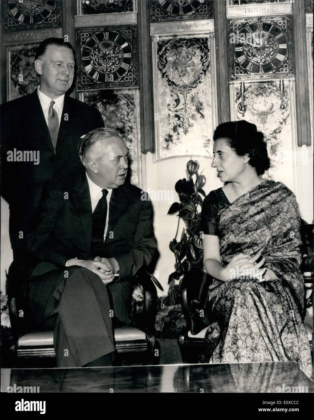 Apr. 04, 1966 - Primo Ministro dell'India la Signora Gandhi arriva a Londra ha il pranzo con il sig. Wilson il Primo ministro britannico: Primo Ministro dell'India la Signora Gandhi, volò in aeroporto di Londra di questa mattina da America dove ha come stati colloqui con il presidente americano Johnson. Lei come soddisfare all'aeroporto dal Commonwealth Segretario il sig. Arthur Bottomley? Più tardi ha avuto una serie di colloqui nel corso del pranzo al di fuori dell'aeroporto in un hotel con il sig. Harold Wilson prima di decollare nuovamente per Mosca sul suo modo home in India.La foto mostra la signora Foto Stock