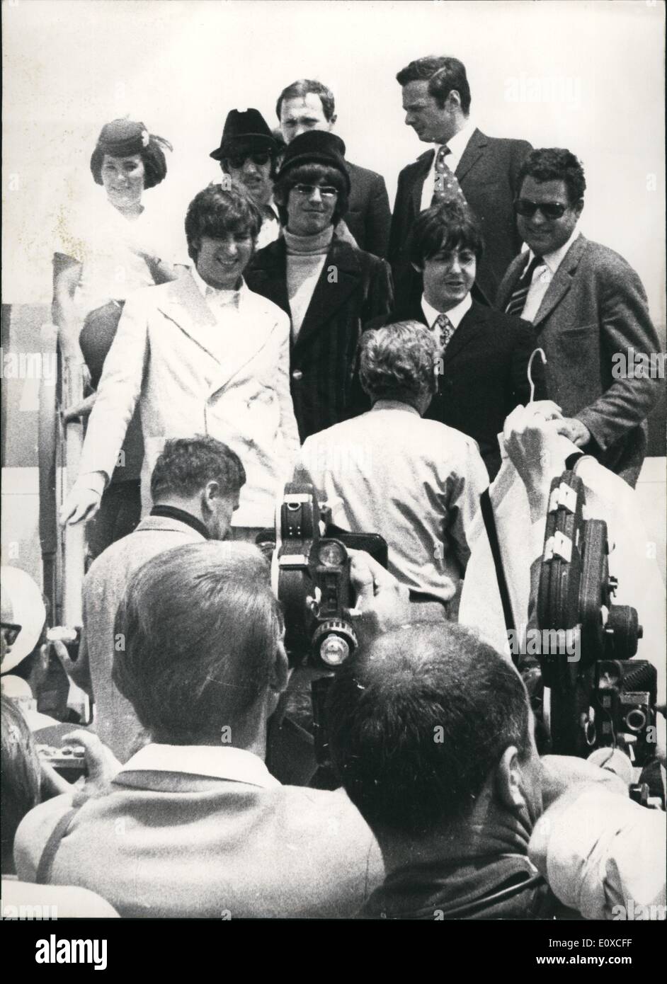 Giugno 06, 1966 - i Beatles per la prima volta in Germania: essi dovranno eseguire a Monaco di Baviera, Essen e Amburgo. Alle 12.40 o'clock è arrivato oggi la macchina della British European Airways all'aeroporto-Riem, proveniente da Londra con il molto atteso il cantante-quartet su bord. Dopo questo sono andato i Beatles all'hotel Bayerischer Hof dove potranno vivere i prossimi giorni di traino. Il 24 giugno sarà il ''Fungus-Heads'' fare due concerti: alle 17.15 ore e ore 21.00 o'clock Foto Stock