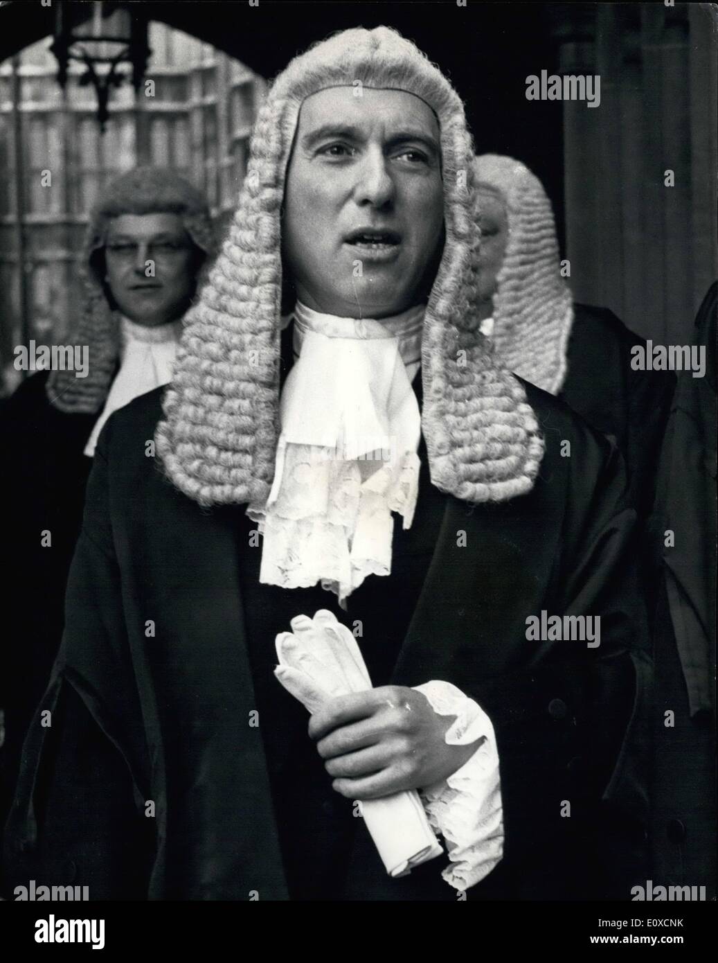 Apr. 04, 1966 - i Mori omicidio viene visualizzata la versione di prova. I Mori omicidio Trial aperto a Chester Castle. Gli imputati sono Ian Brady, 27-year-old stock clerk, e Mira Hindley, 23 ANNI DI STENOGRAFIA-DATTILOGRAFA, entrambi di Wardle Brook-avenue, Hattersley, nei pressi di Hyde, Cheshire. Brady è caricato con gli omicidi di Lesley Ann Downey, 10 John Kilbride, 12 e Edward Evans, 17. Hindley è caricato con gli omicidi di Downey e Evans e con harboring Brady sapendo che egli aveva assassinato Kilbride. Mostra fotografica di:- Sig. Godfrey Heilpern, Q.C., che conduce la difesa di Hindley. Foto Stock