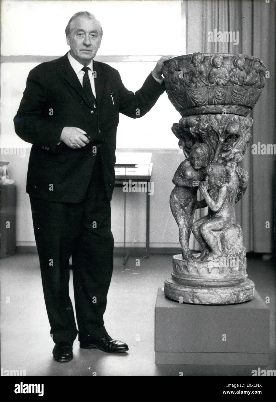 Apr. 04, 1966 - sculture hanno un posto permanente di nuovo.: il 16 aprile, 1966 una nuova raccolta di sculture, messo insieme dal manager del prof. Il dottor Peter Metz, sarà mostrato nella nuova sezione per sculture a Berlino - museo Dahlem. Questo è il primo successo tangibile i musei pubblici appartenenti al ''Foundation per prussiana patrimonio culturale'' a Berlino hanno. DM 30 milioni sono necessari per realizzare il loro progetto di costruzione, che dopo essere finito, avrà Messe Berlin sulla sommità del museo tedesco-mondo nuovo Foto Stock