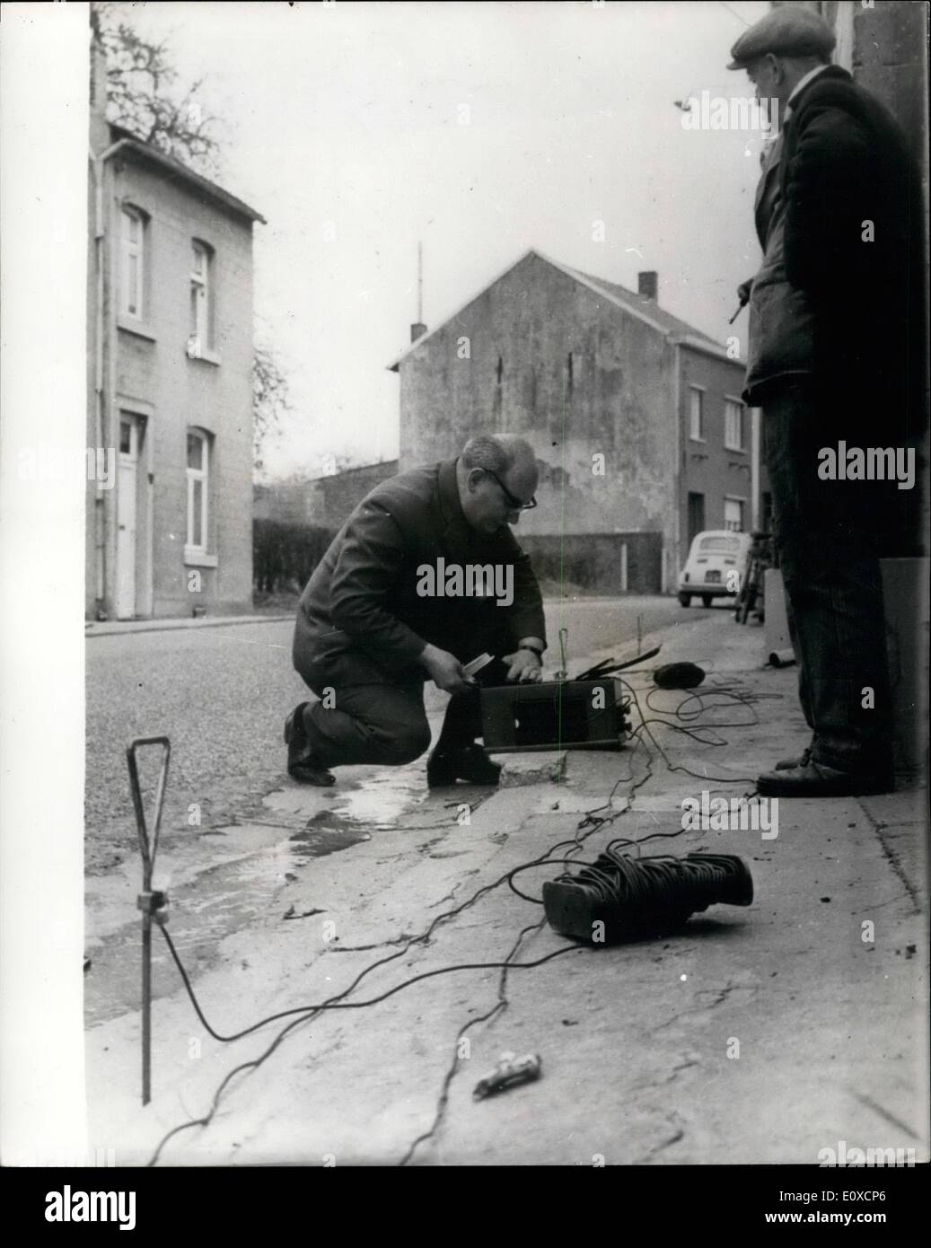 Apr. 04, 1966 - produttori di funghi vivono nella paura: abitanti dei villaggi, Zichen, Zussen e audace, vicino alla cittadina olandese di Masstricht, vivono nella paura a causa del pericolo delle loro case di crollare. Recenti rainfals pesanti hanno causato alcune delle gallerie del fungo sotterraneo vivai di crollo. Molti degli abitanti vive gultivating funghi. Il terreno è costituito da marne - e nel 1958 18 uomini sono stati uccisi a causa di cedimenti nel morbido marl metropolitana. Zussen è il peggior colpo, e il popolo di Pauly farm non osano dormire in casa loro Foto Stock