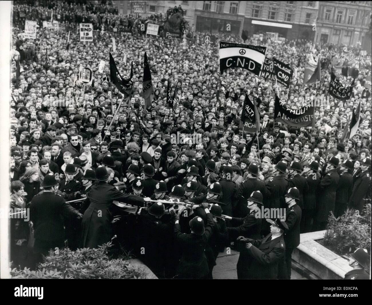 Apr. 04, 1966 - Polizia scontro con i dimostranti durante C.N.D. Pasqua rally in Trafalgar Square.: le forze di polizia si sono scontrati con manifestanti durante la campagna per il disarmo nucleare Pasqua rally tenutasi a Trafalgar Square a seguito della loro marzo da alta Wyoombe oltre il fine settimana. la mostra fotografica di polizia si vede alle prese con uno dei manifestanti come chiave hanno subito il suo banner. Foto Stock