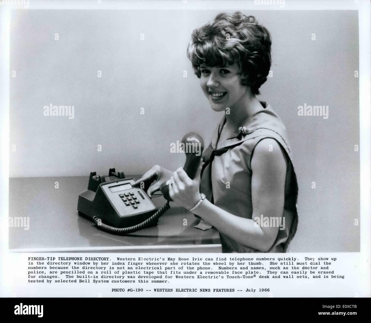 Giugno 06, 1966 - Finger-Tip Elenco telefonico. Western Electric può Rose Ivie può trovare i numeri di telefono in modo rapido. Essi mostrano fino Foto Stock