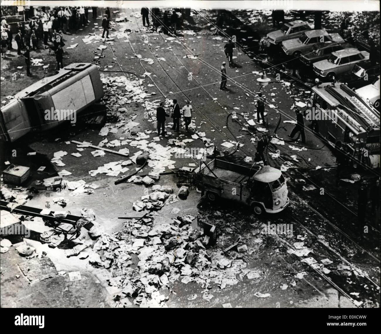 Giugno 06, 1966 - Polizia fuoco sulla dimostrazione ''(illeggibile)'' La Royal si prega di Amsterdam oggi. Sei persone sono state ferite . Il Foto Stock