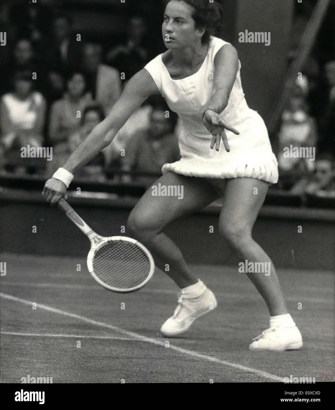 Giugno 06, 1966 - Wighman Cup a Wimbledon Secondo Giorno: mostra fotografica di Miss Wade di G.B. nel giocare contro Miss Richey degli U.S.A. Foto Stock