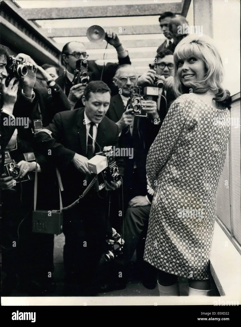 Apr. 21, 1966 - 21-4-66 Nancy Sinatra a premere la Reception A.T.V. Casa. Nancy Sinatra, figlia del famoso Frank Sinatra è arrivato in Gran Bretagna oggi per una breve visita durante il suo soggiorno lei verrà visualizzato sulla TV e registrare un nuovo album per Pye records. Il suo primo grande successo in questo paese è stato questi stivali sono fatti per camminare . La foto mostra: Nancy Sinatra, visto a premere la ricezione a A.T.V. Casa Great Cumberland Place. W.1. Foto Stock