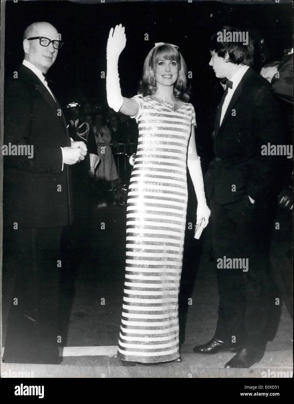 Giugno 06, 1966 - Cannes Film Festival Catherine Deneuve indossato questa molto sorprendente vestito quando lei ha partecipato alla serata di apertura del Foto Stock