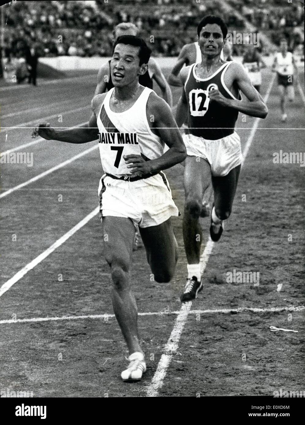 Giugno 06, 1966 - giovane giapponese runner vince 5.000 metri al Crystal Palace - egli batte il famoso Ron Clarke.: La grande sorpresa della serata incontro sportivo al Crystal Palace la scorsa notte è venuto in 5.000 metri bando di gara, quando Ron Clarke, dell'Australia, descritta come la distanza più grande runner in tutto il mondo, è stato picchiato in quarta posizione. Egli è stato outrun oltre il giro finale da un minuscolo 22 enne giapponese runner K. Sawaki il cui tempo di 13 min. 36 secondi ha rotto il Regno Unito a tutti gli angoli e i record giapponese Foto Stock