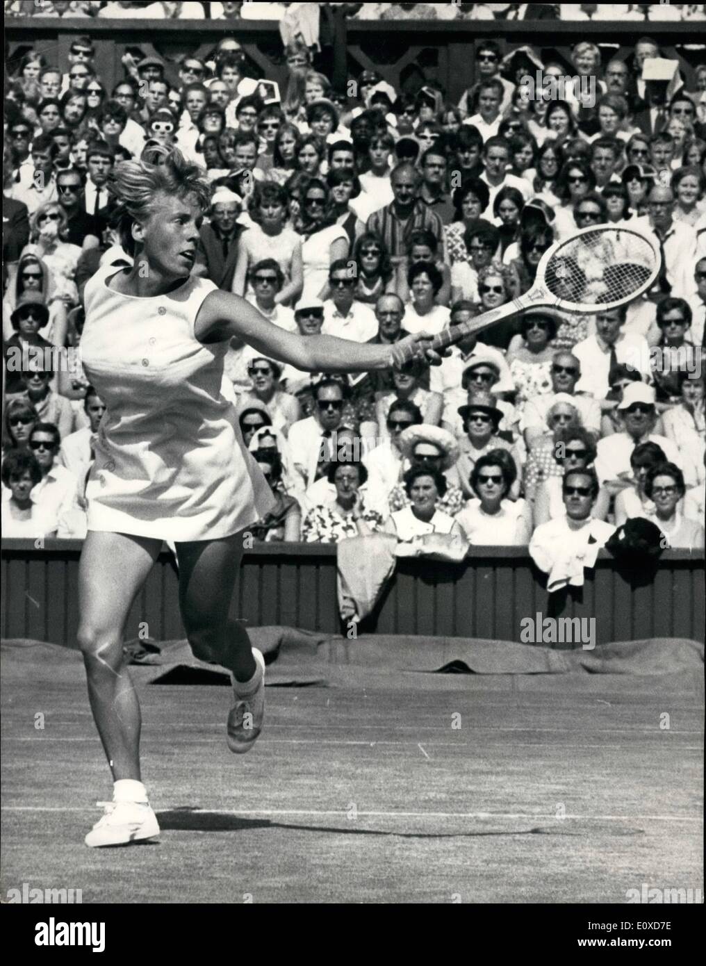 Giugno 06, 1966 - tennis a Wimbledon - donne single semifinali. Miss Bueno batte la sig.ra Jones. La foto mostra la sig.ra Jones (Gb) in azione a Wimbledon questo pomeriggio in cui lei perché in tre set di Maria Bueno (Brasile) Foto Stock