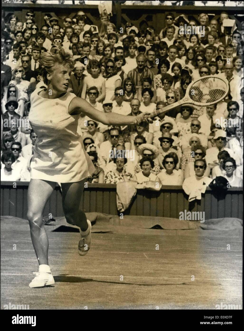Giugno 06, 1966 - tennis a Wimbledon - donne single semifinali. Miss Bueno batte la sig.ra Jones. La foto mostra la sig.ra Jones (GB) in azione a Wimbledon questo pomeriggio in cui lei perché in tre set di Maria Bueno (Brasile) Foto Stock