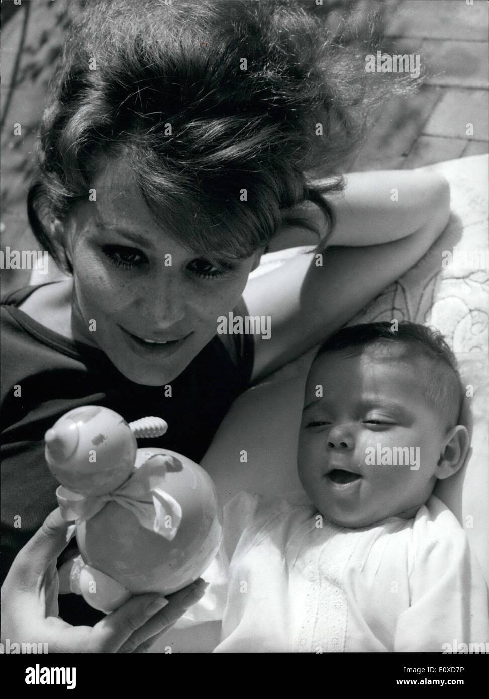 Giugno 06, 1966 - Irina Demick figlia Marie Emanuelle (4 mesi) Foto Stock