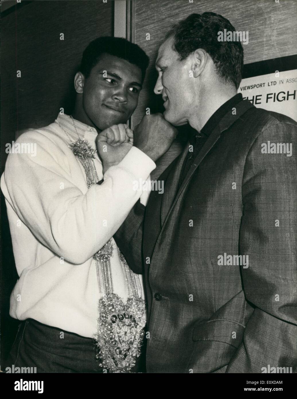 Maggio 05, 1966 - Cassio Clay incontra Henry Cooper, alla conferenza stampa: World Heavyweight Champion, Cassio Clay-che ama essere chiamato Muhammad Ali-oggi incontrato Henry Cooper, il campione britannico, contro la quale egli dovrà difendere il suo titolo all'Arsenal Stadium, Londra, il 21 maggio, in occasione di una conferenza stampa tenutasi presso l'Hotel poceadilly. Mostra fotografica di Cassio argilla e Henry cooper in un amichevole "par-up'' all'odierna conferenza stampa. Foto Stock