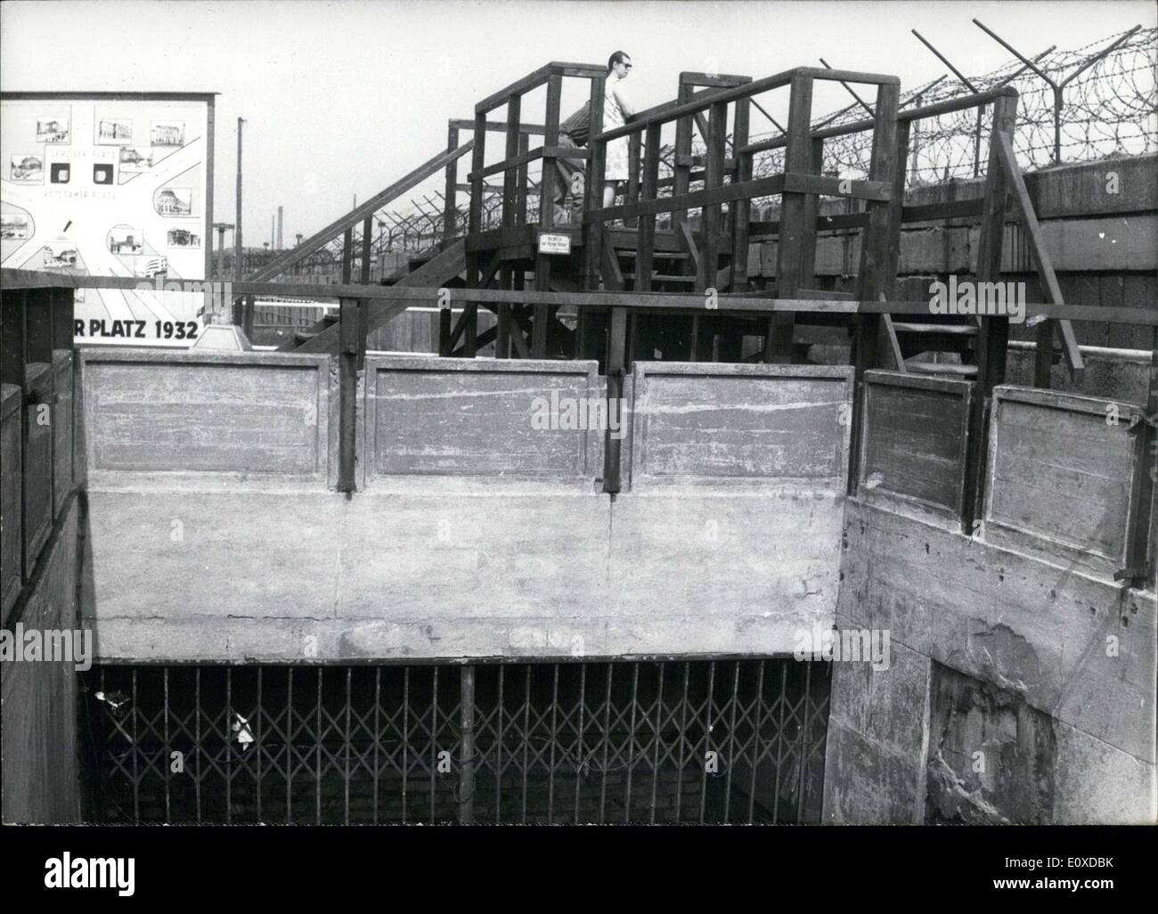 05 maggio 1966 - Il muro di filo spinato a Berlino Germania che ha diviso la città Foto Stock
