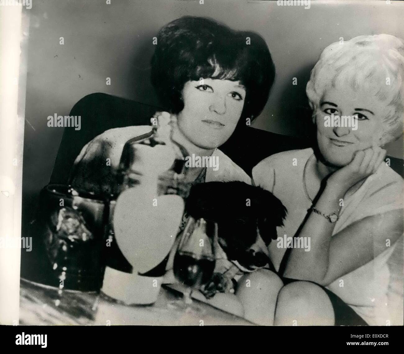 Maggio 05, 1966 - Mori assassinio di prova. Ian Brady e Myra Hindley trovato colpevole. Mostra fotografica di Myra Hindley (bionda, destra), e sua sorella Maureen Smith. Foto Stock