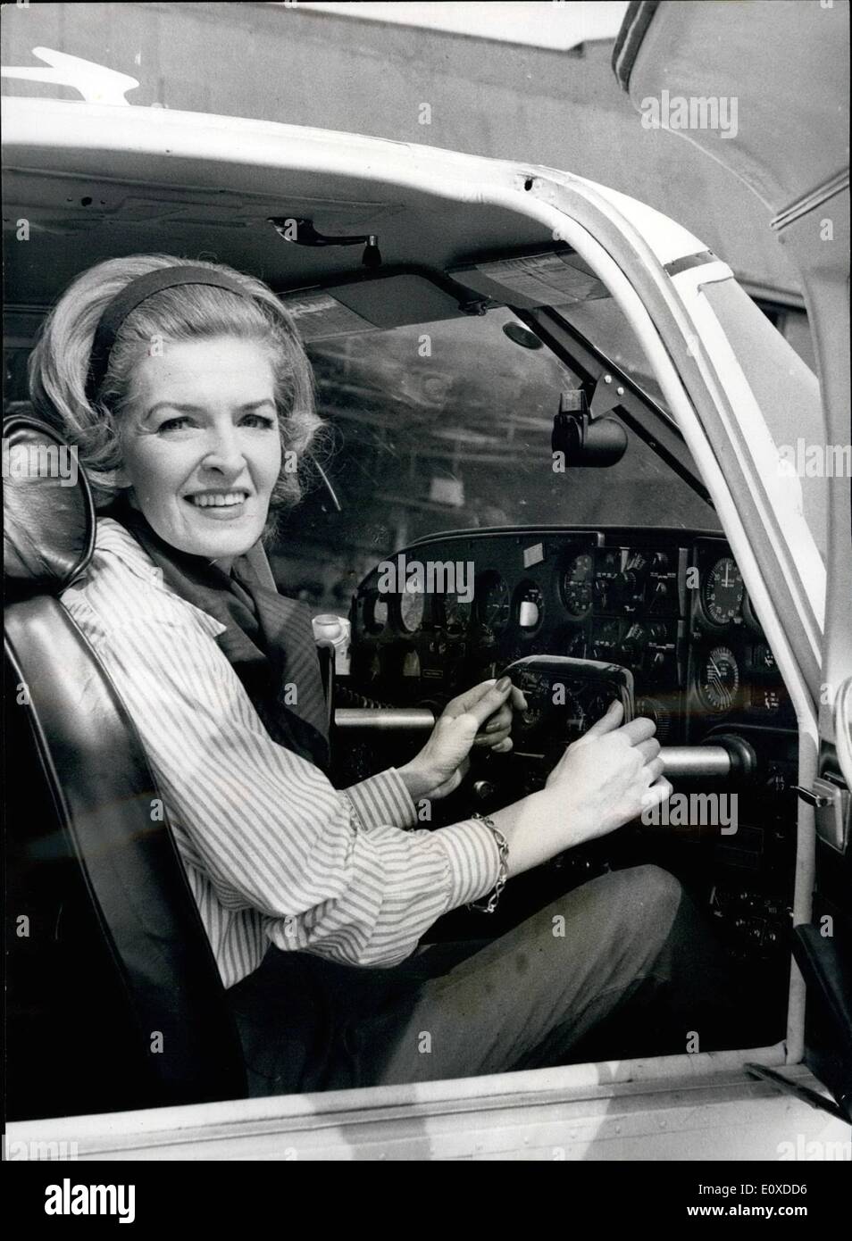 Maggio 05, 1966 - Donna rende pilota di prova di volo in piano su cui ha dei piani di volo del mondo: la racing e pilota di traghetto, Miss Sheila Scott, che prevede di lasciare alla fine della settimana su un 30.000 miglia in un unico bimotore aeromobili leggeri - oggi è stato controllo e prova il suo velivolo in aeroporto Leavedon, Herts. Miss Scott spera di completare il volo in 27 giorni - nel suo Comanche 260B di aeromobili. Mostra fotografica di Miss Sheila Scott mostrato ai comandi del suo aereo oggi. Foto Stock