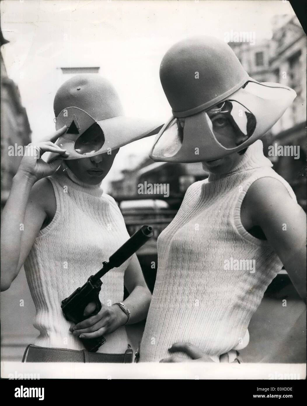 05 maggio 1966 - la gamma 'delle ragazze 'di Spygirls' di cappelli.: Ci era oggi un'esposizione della stampa delle 'ragazze di Edward Mann' - una nuova gamma di cappelli - nella cantina sotterranea di Hedges & Butler, Ragent Street. Foto mostra ''i Spy'' (a sinistra), indossato da Shireen, in blu flt con fori spia mobili e 'Sty Game'', in rosa flt con diversi fori spia, indossato da Jenny (a destra) Foto Stock