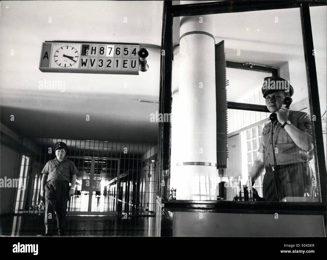 Giugno 06, 1966 - Il carcere dove i prigionieri non sono neanche tentare di scappare: dall'esterno, appare come un nuovo blocco di appartamenti o di un grattacielo hotel, con giardini ben curati e un tocco di lusso. Ma il cancello anteriore dà il via ai giochi. Venticinque tonnellate di acciaio che annunciare questo è Stoccarda Stanheim del carcere. All'interno, il Direttore afferma con fiducia ''Anche James Bond non poteva sfuggire da qui''. Certamente Stanheim rende molte prigioni britanniche loo un fuori-datata come stock, per esso è stato costruito con tutte le specialità di una nazione che ha avuto un sacco di esperienza è alla ricerca di persone fino Foto Stock