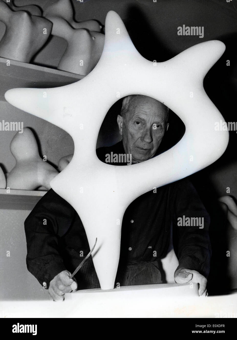 Artista Jean Arp lavorando su una scultura Foto Stock