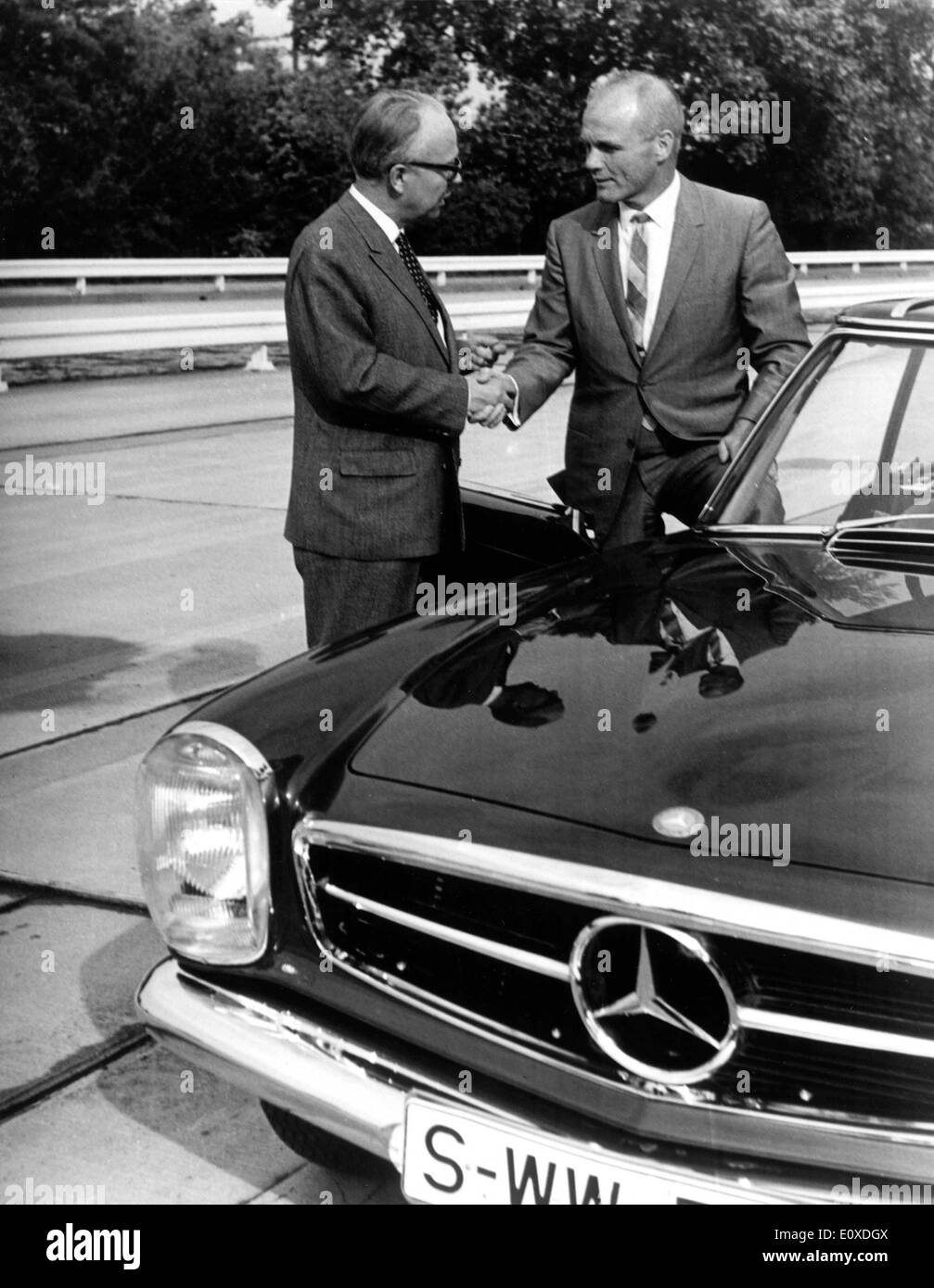 Astronauta John Glenn accetta un auto da Joachim Zahn Foto Stock