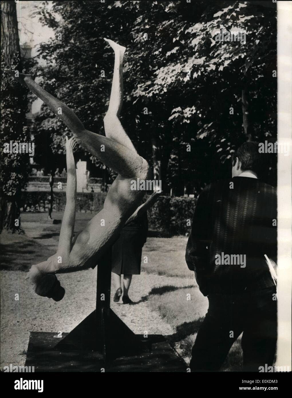 05 maggio 1966 - forme umane mostra.: una mostra di sculture figurativo autorizza le forme umane è ora trattenuto presso il Museo Redin, Parigi. La foto mostra la caduta di Merlier una delle sculture in mostra. Foto Stock
