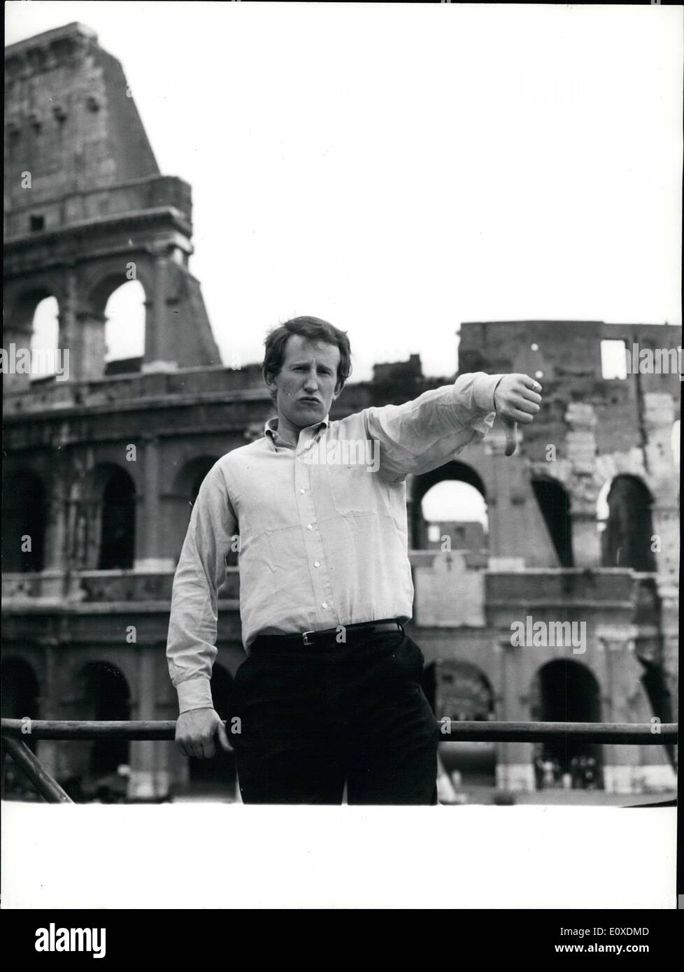 Maggio 05, 1966 - Lance Percival, la commedia televisiva Star, è a Roma per discutere il film che sta facendo qui più tardi di questa estate. Mostra fotografica di Lance Percival presso il Colosseo. Foto Stock