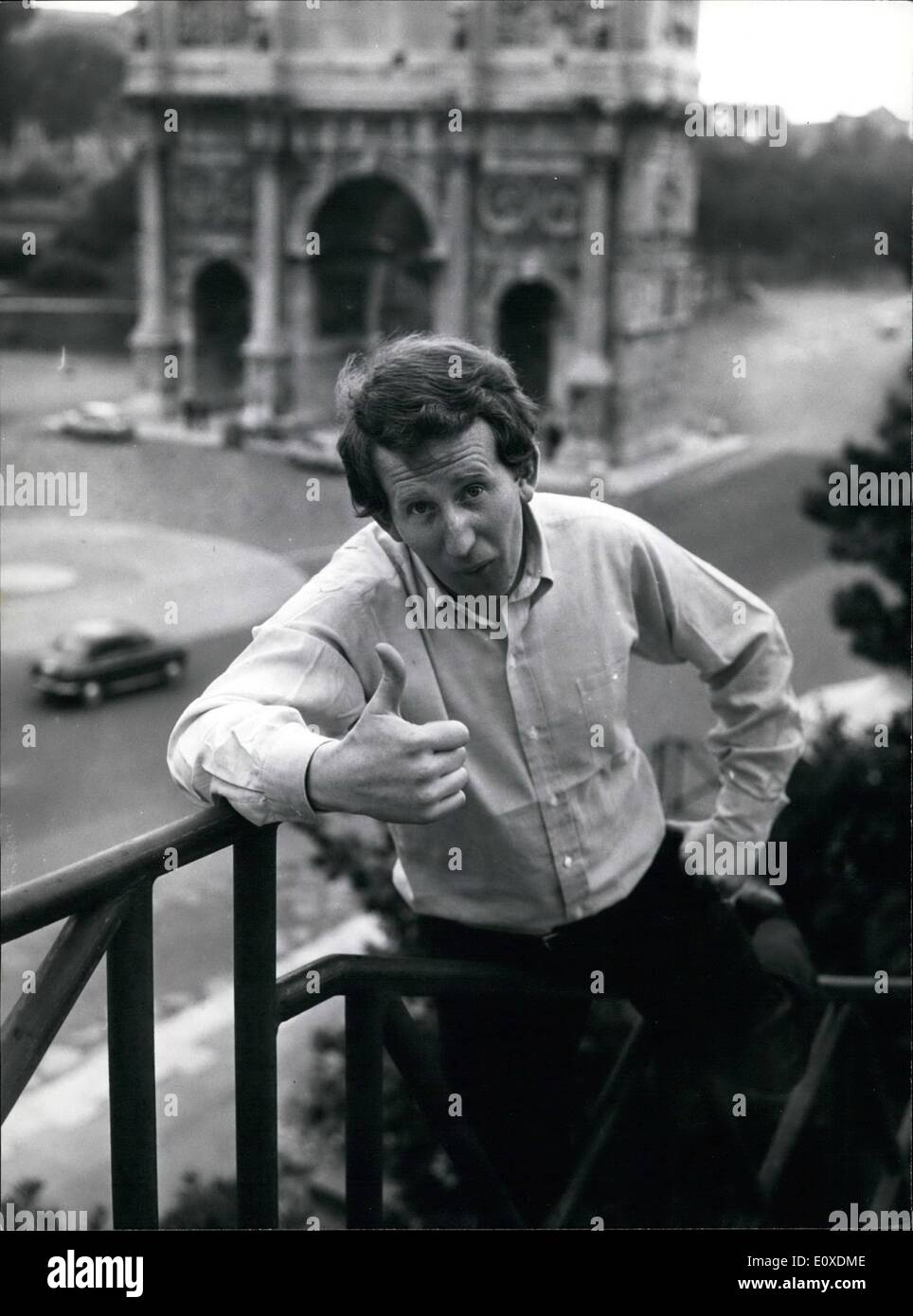 Maggio 05, 1966 - lance Percival, televisione CO  Commedia Star, è a Roma per discus il film che sta facendo qui più tardi di questa estate. Mostra fotografica di Lance Percival presso il Colosseo. Foto Stock
