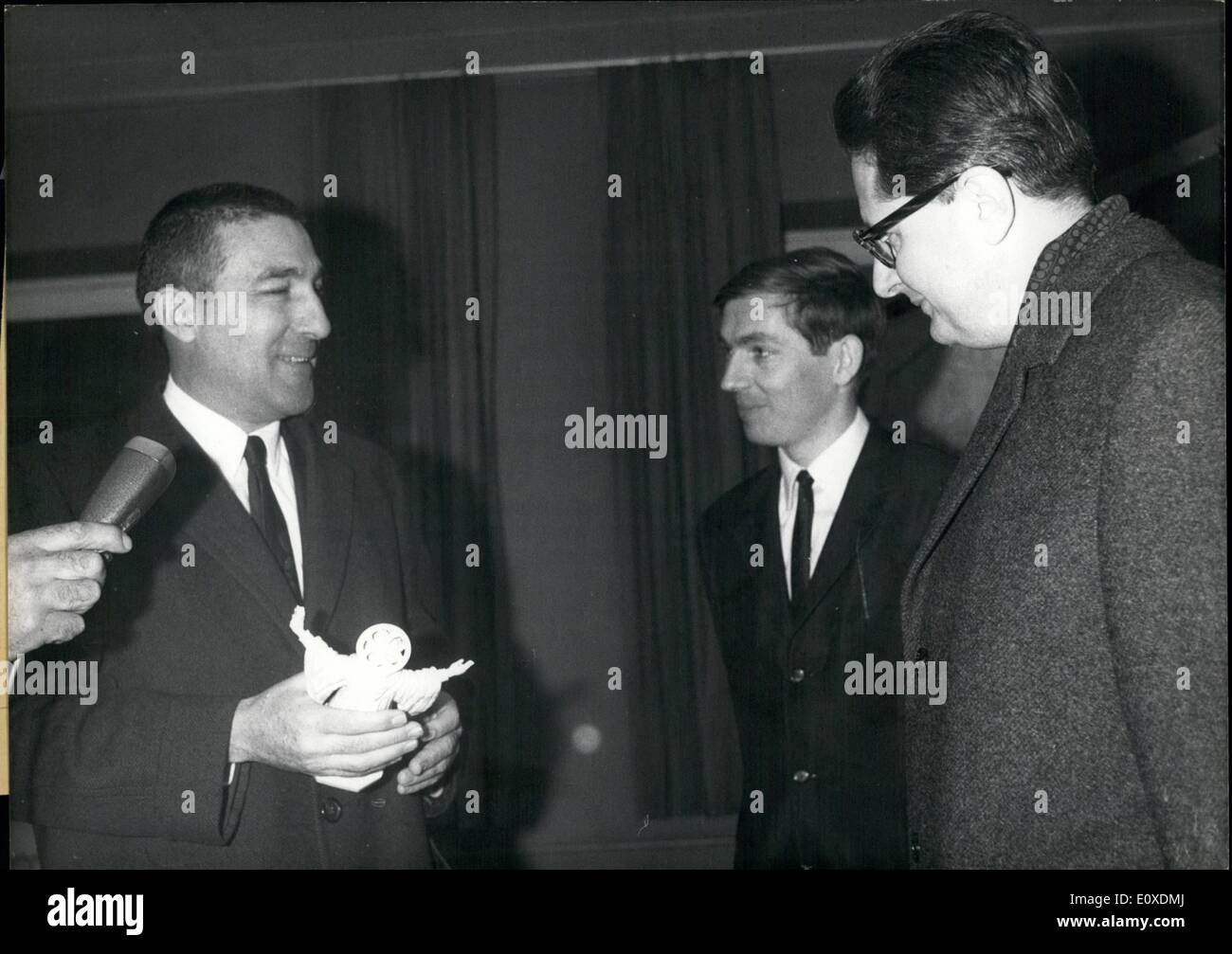 Maggio 05, 1966 - American Visita di Stato a Monaco di Baviera. Gli Stati Uniti Il Segretario degli Interni Stewart L. Udall che erano arrivati nella Repubblica Federale o f Germania per uno studio-tour, sarà nel fine settimana (dal 4 al 6 marzo, 1966), in Baviera. Importanti funzionari del ministero americano per gli Affari Esteri e del Ministero della salute pubblica che lo accompagnerà durante la sua visita. In particolare il Segretario degli Interni Stewart L. Udall studierà il controllo dell acqua e dell aria infezione. Questa visita deve essere. Il presidente Johnson ha detto in una conferenza stampa al 26 febbraio, 1966 Foto Stock